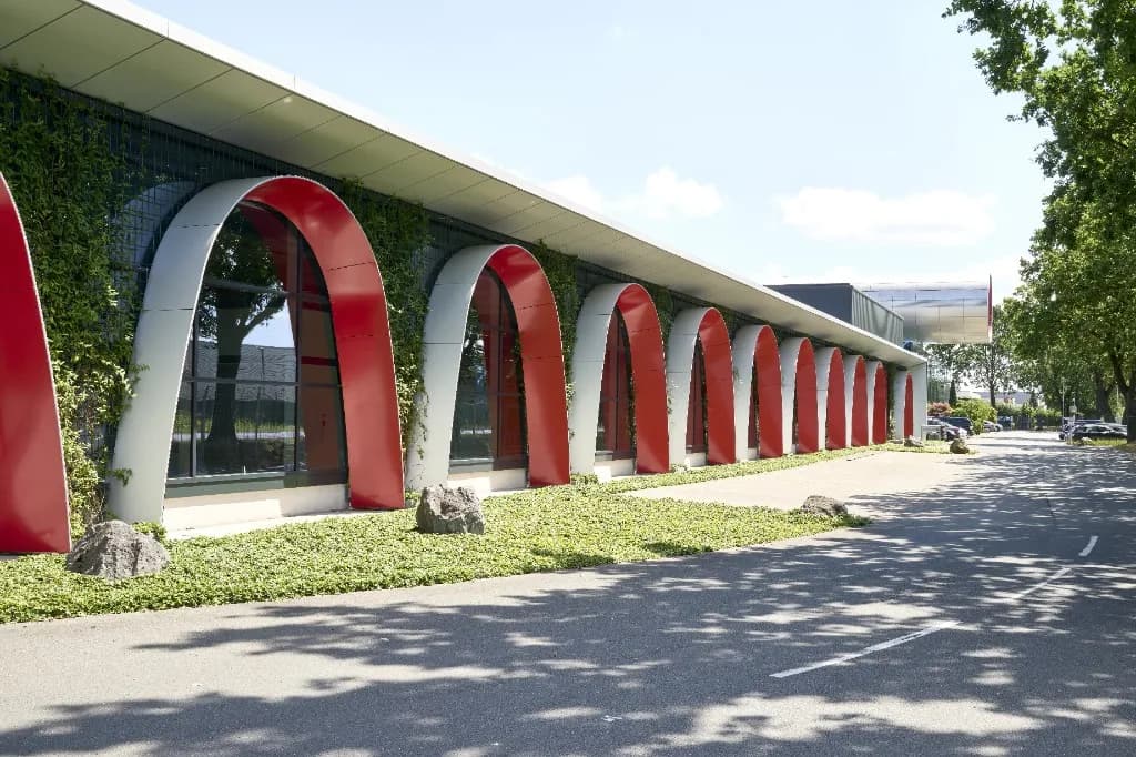 Maschinenhalle mit roter Bogenfassade am Standort Emsdetten
