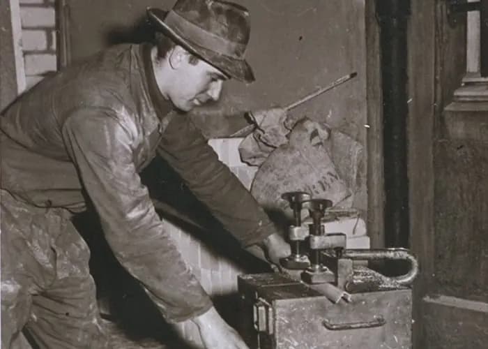 Heinz Feldhaus 1958 bei der Arbeit