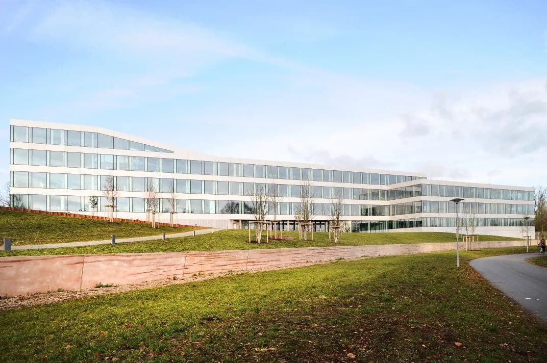 Dräger Medical Hauptverwaltung Luebeck Fassade Feldhaus – Beitragsbild
