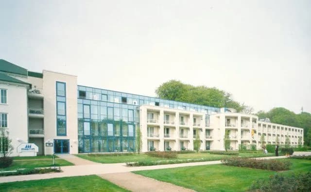 Hotel Maritim Kaiserhof Atlantik Heringsdorf Usedom Fassade Feldhaus – Beitragsbild