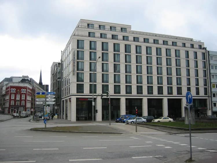 Intercity Hotel Glockengiesserwall Hamburg Fassade Feldhaus – Beitragsbild