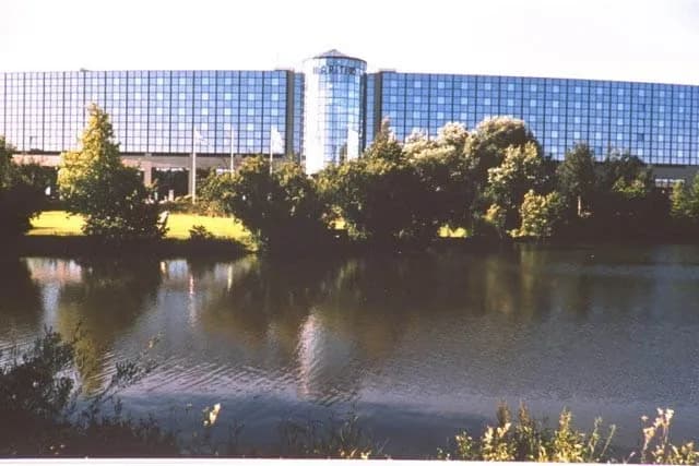 Maritim-Airport-Hotel Hannover Langenhagen Fassade Feldhaus – Beitragsbild