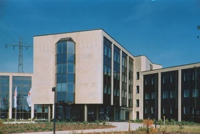 Sternbau Mitsubishi Floersheim A M Fassade Feldhaus – Beitragsbild